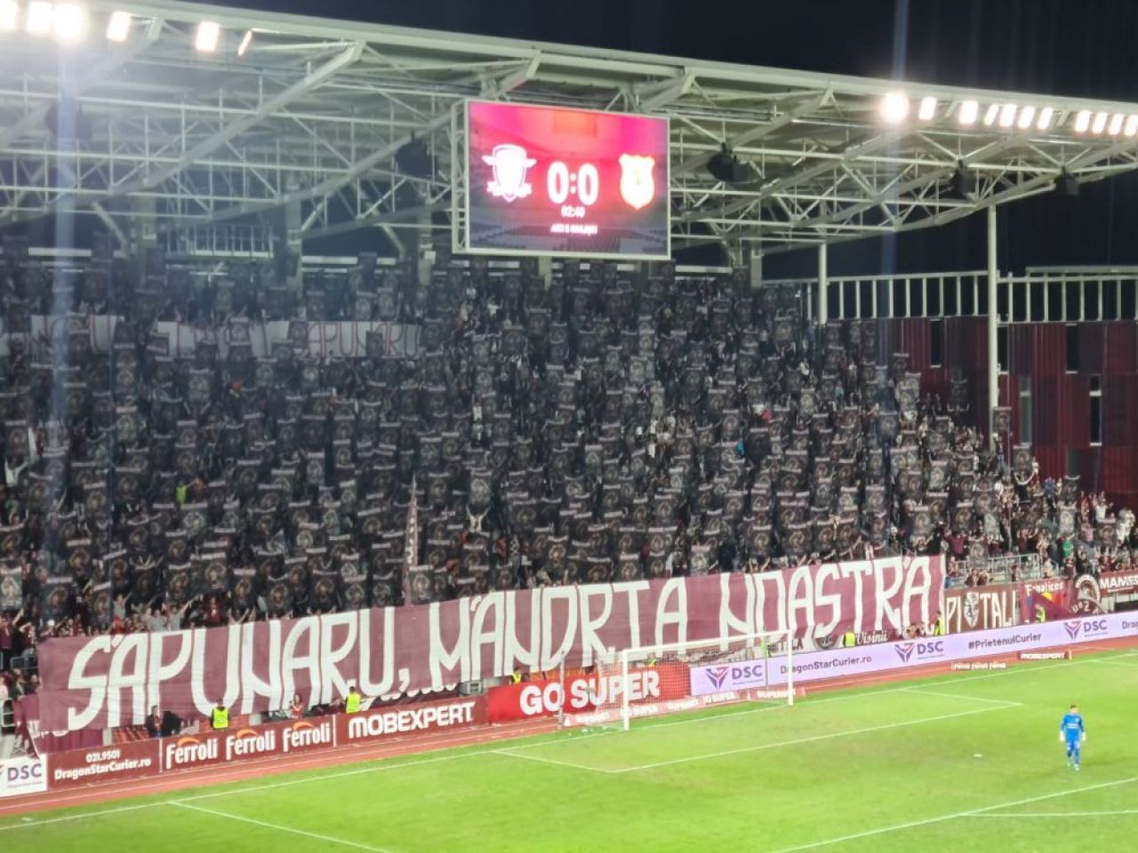 Susținere impresionantă pentru Cristi Săpunaru. Peluza Rapidului, împânzită de pancarte cu chipul căpitanului_2
