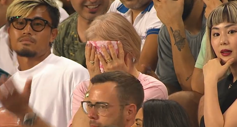 Așa nu! A fost eliminat la doar 13 secunde de la debut, sub privirile șocate ale mamei sale _2