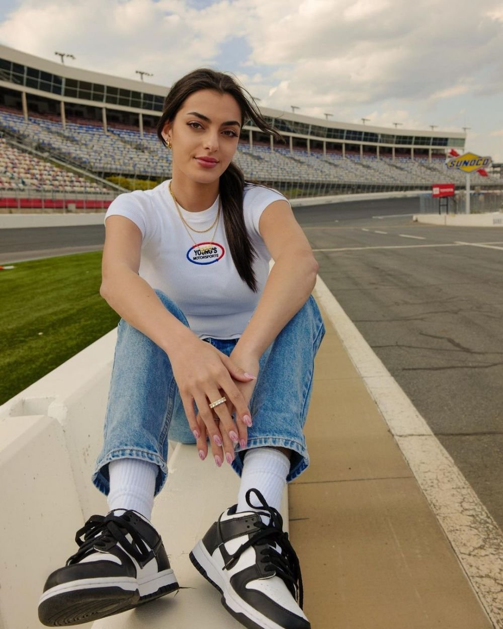 Ea e sportiva care va debuta ca model Victoria's Secret. Are o carieră de succes în sporturile cu motor și impresionează cu frumusețea sa_2