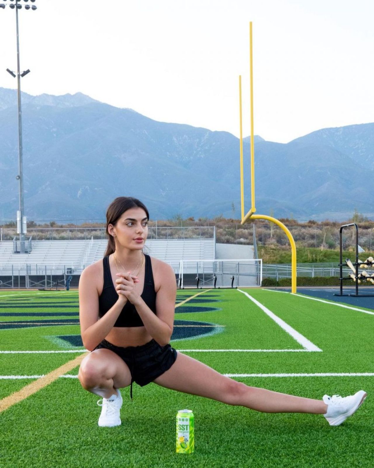 Ea e sportiva care va debuta ca model Victoria's Secret. Are o carieră de succes în sporturile cu motor și impresionează cu frumusețea sa_3