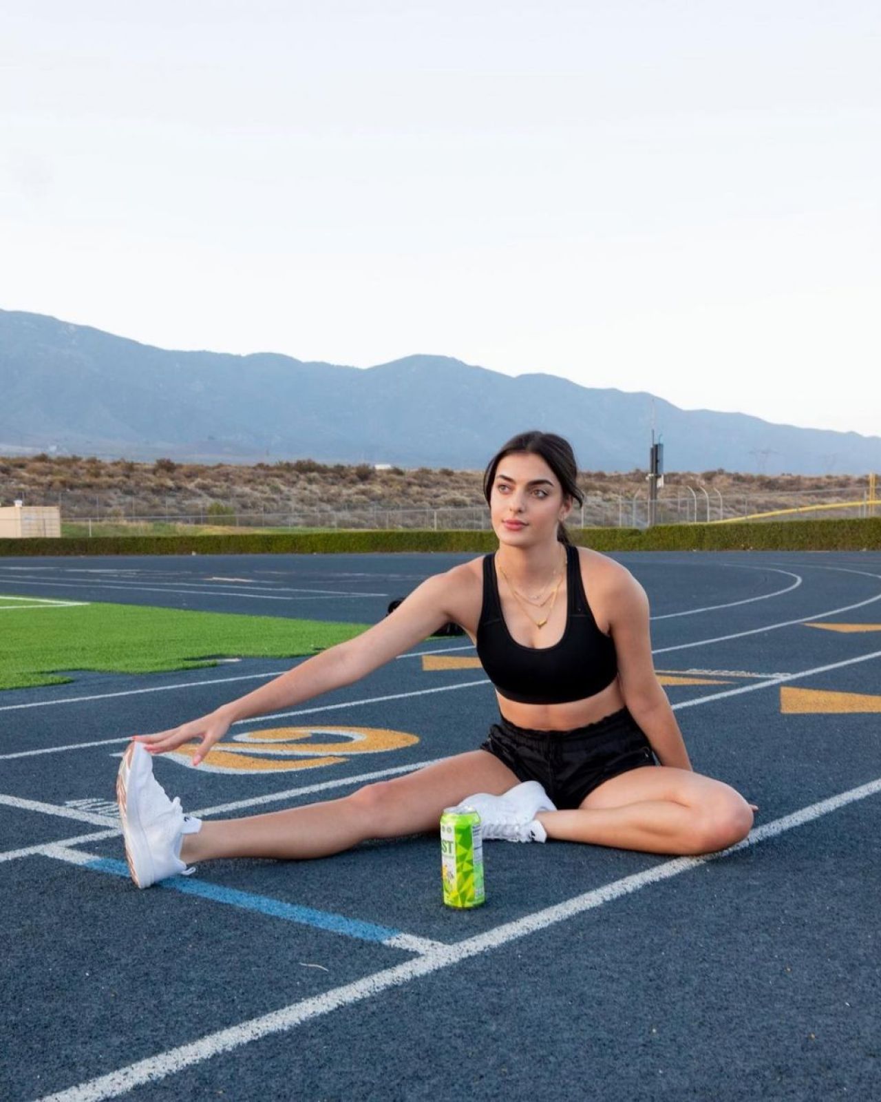Ea e sportiva care va debuta ca model Victoria's Secret. Are o carieră de succes în sporturile cu motor și impresionează cu frumusețea sa_4