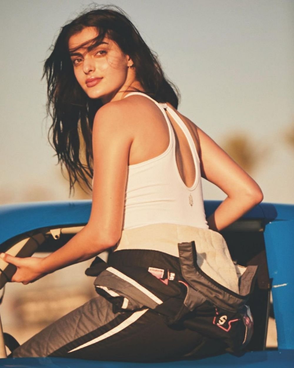 Ea e sportiva care va debuta ca model Victoria's Secret. Are o carieră de succes în sporturile cu motor și impresionează cu frumusețea sa_5