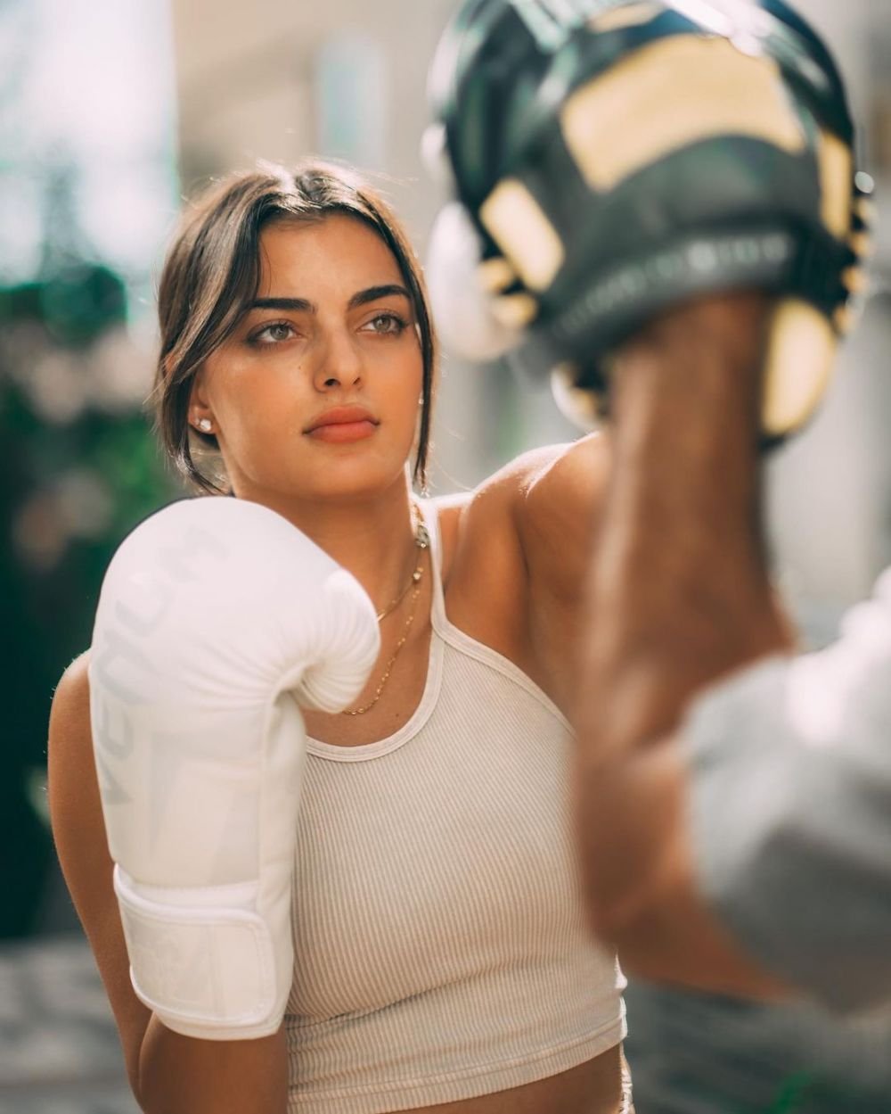 Ea e sportiva care va debuta ca model Victoria's Secret. Are o carieră de succes în sporturile cu motor și impresionează cu frumusețea sa_6