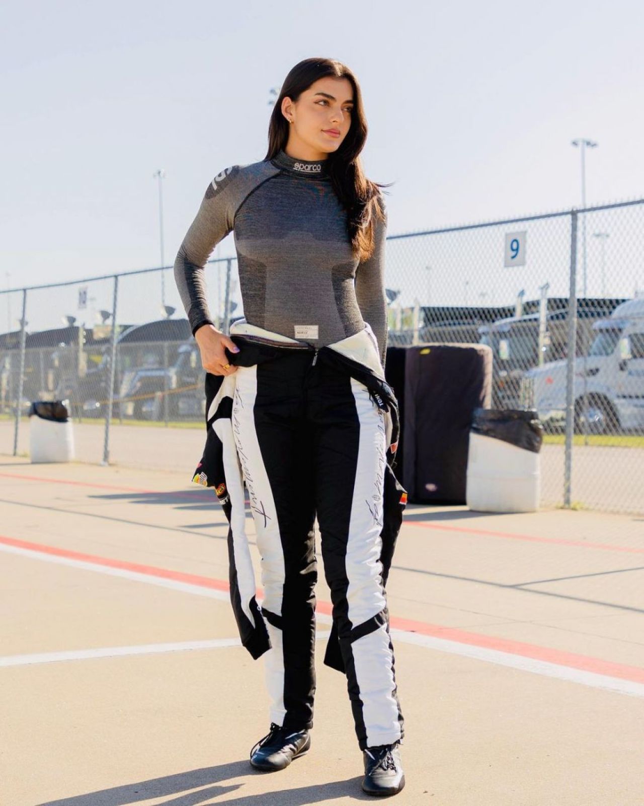 Ea e sportiva care va debuta ca model Victoria's Secret. Are o carieră de succes în sporturile cu motor și impresionează cu frumusețea sa_13