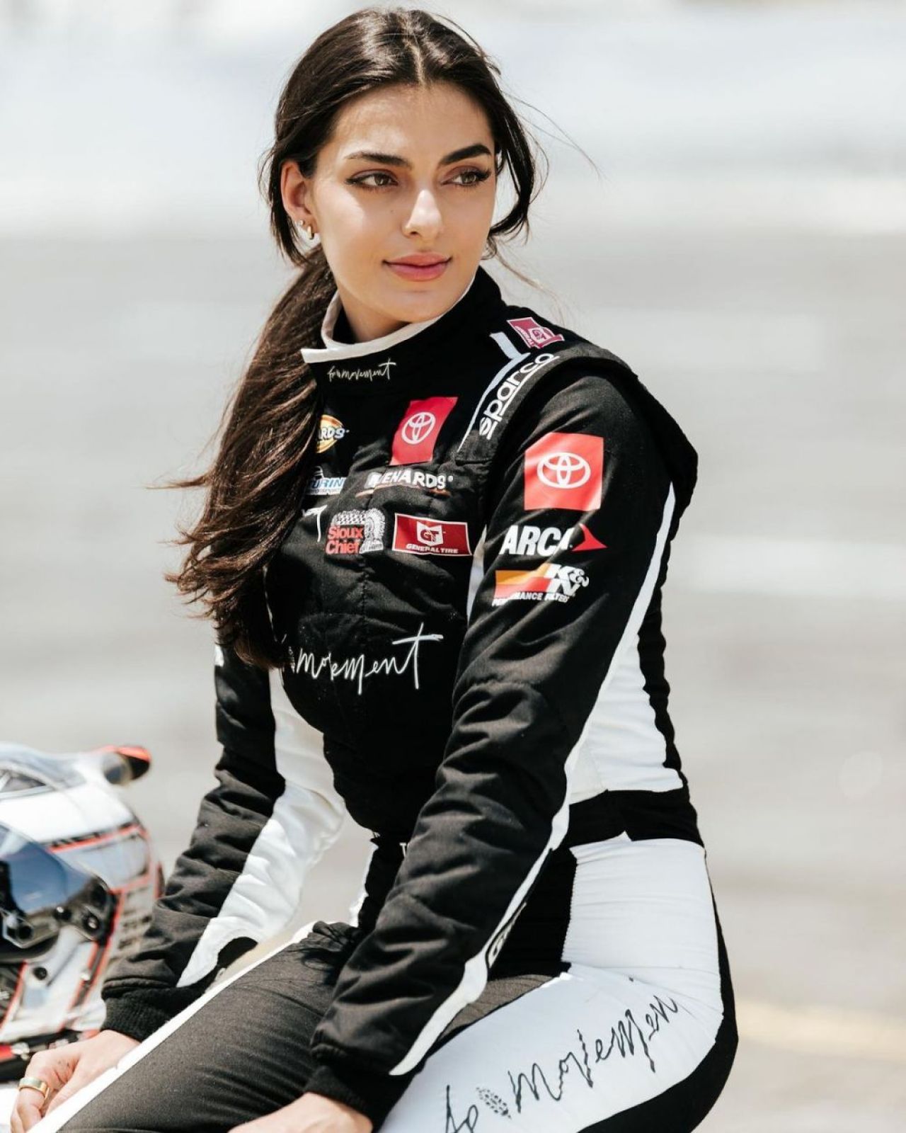 Ea e sportiva care va debuta ca model Victoria's Secret. Are o carieră de succes în sporturile cu motor și impresionează cu frumusețea sa_17