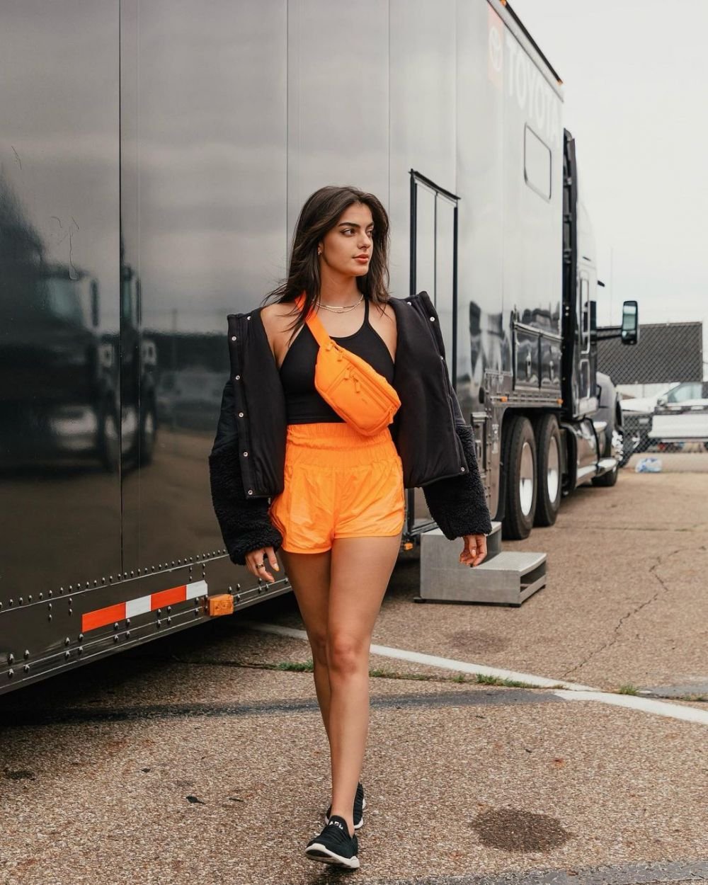 Ea e sportiva care va debuta ca model Victoria's Secret. Are o carieră de succes în sporturile cu motor și impresionează cu frumusețea sa_18