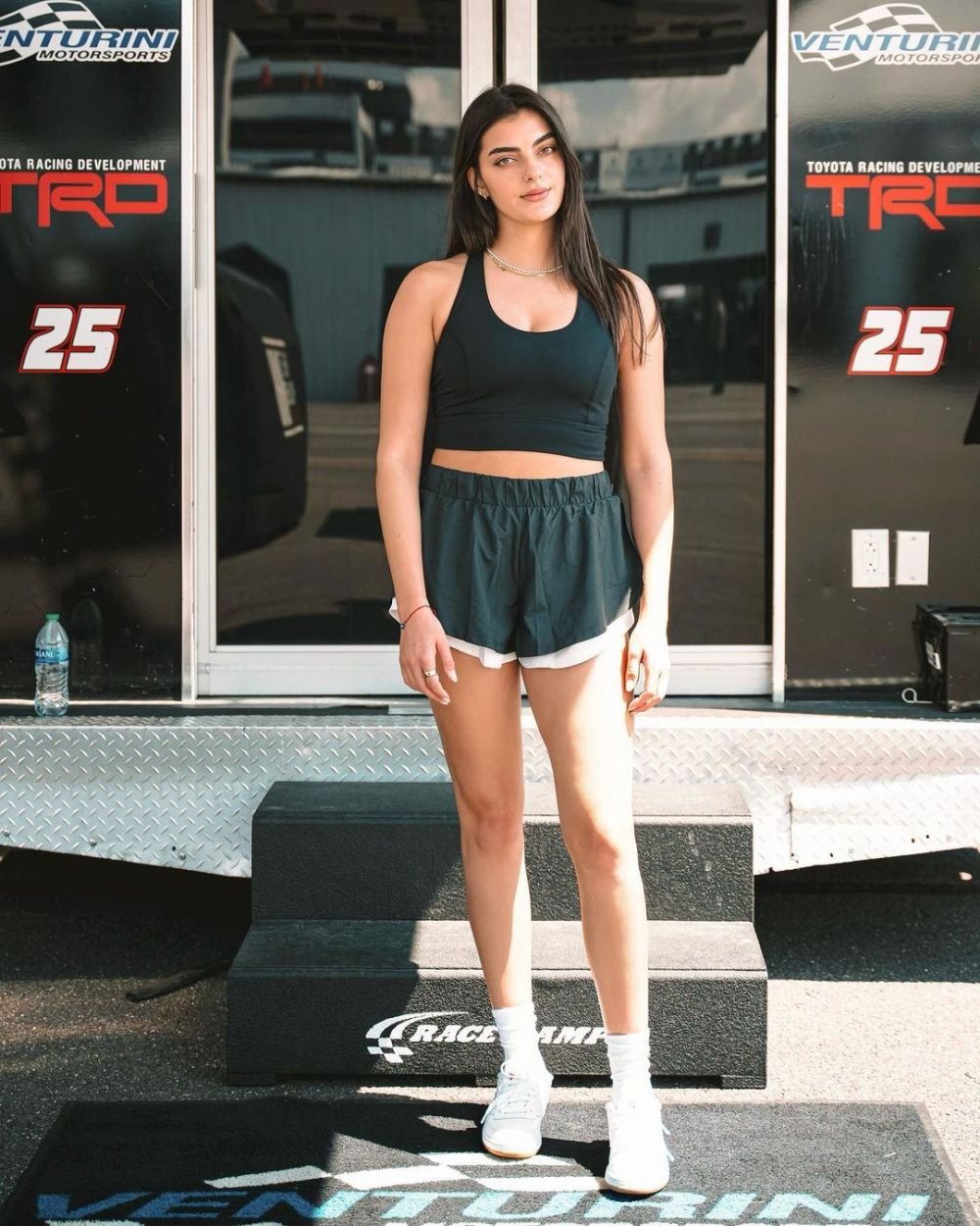 Ea e sportiva care va debuta ca model Victoria's Secret. Are o carieră de succes în sporturile cu motor și impresionează cu frumusețea sa_20