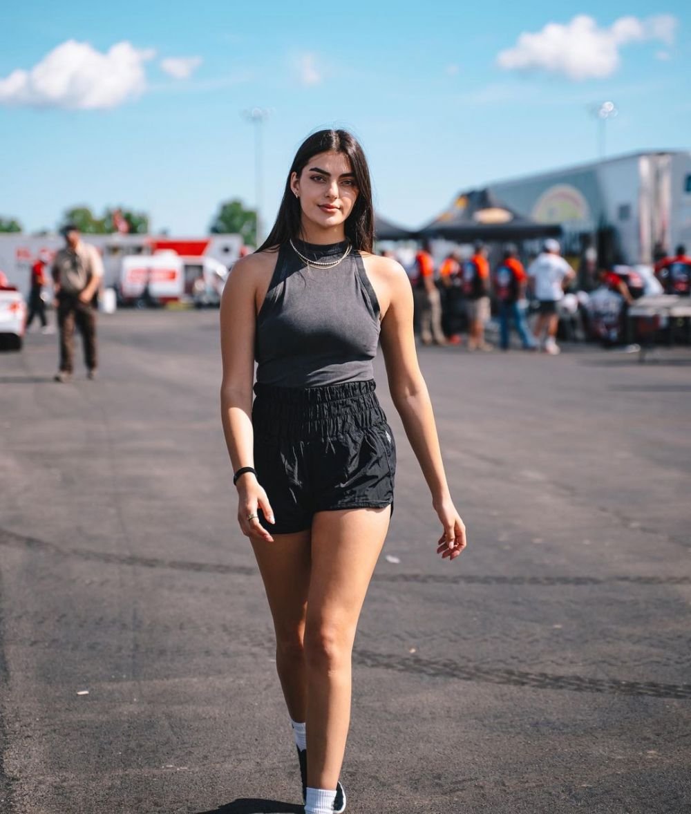 Ea e sportiva care va debuta ca model Victoria's Secret. Are o carieră de succes în sporturile cu motor și impresionează cu frumusețea sa_22