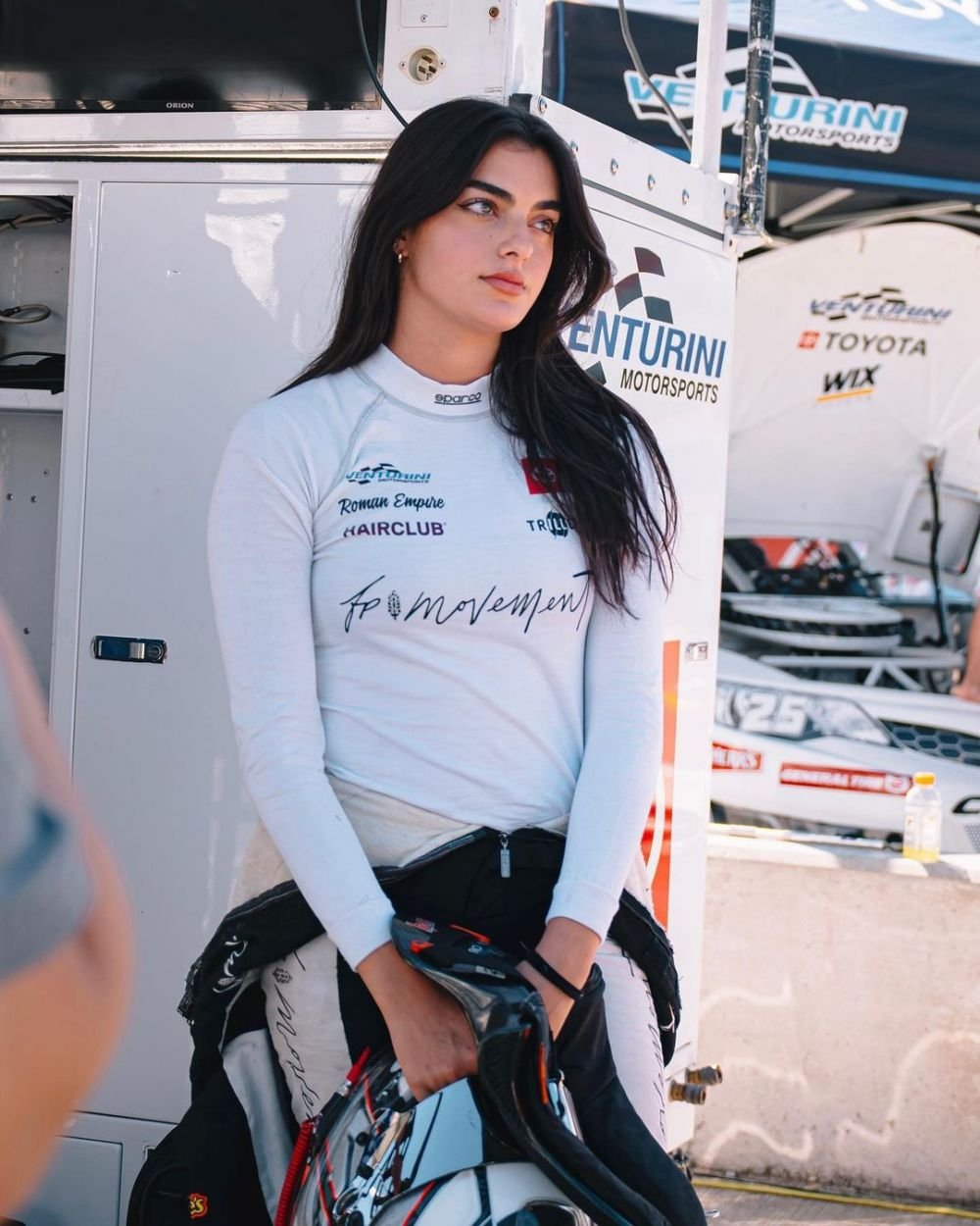 Ea e sportiva care va debuta ca model Victoria's Secret. Are o carieră de succes în sporturile cu motor și impresionează cu frumusețea sa_27