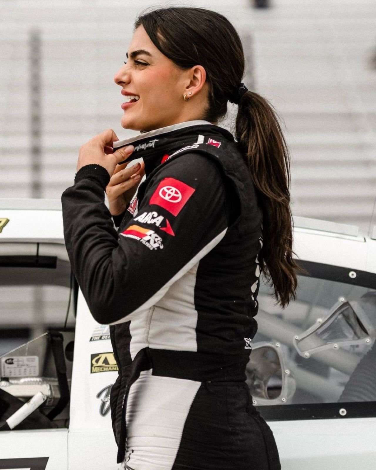Ea e sportiva care va debuta ca model Victoria's Secret. Are o carieră de succes în sporturile cu motor și impresionează cu frumusețea sa_30