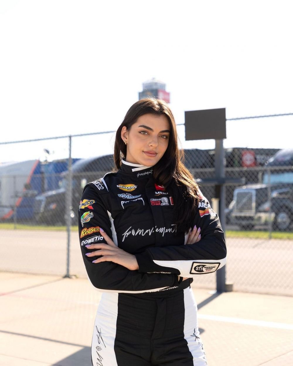 Ea e sportiva care va debuta ca model Victoria's Secret. Are o carieră de succes în sporturile cu motor și impresionează cu frumusețea sa_35