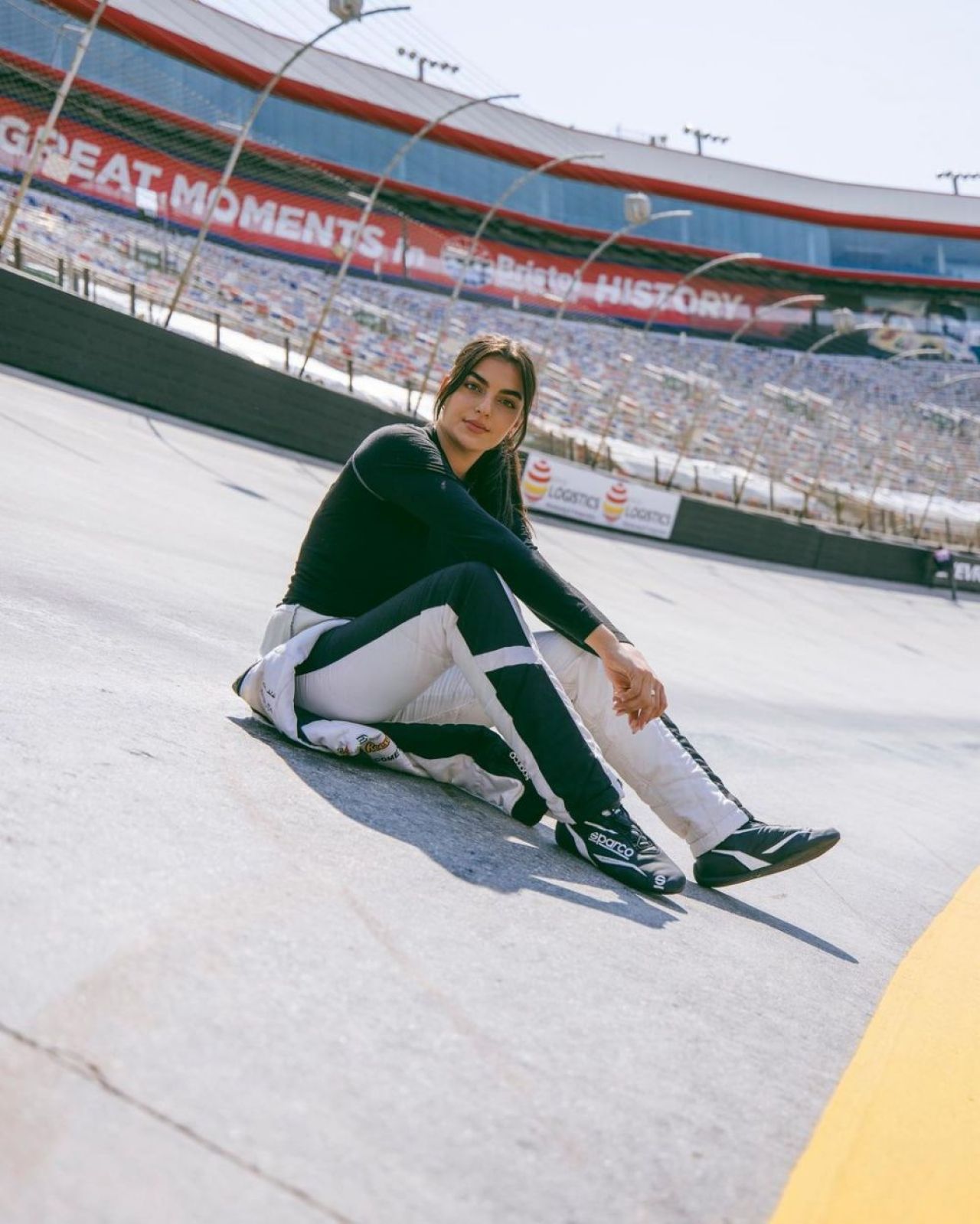 Ea e sportiva care va debuta ca model Victoria's Secret. Are o carieră de succes în sporturile cu motor și impresionează cu frumusețea sa_38