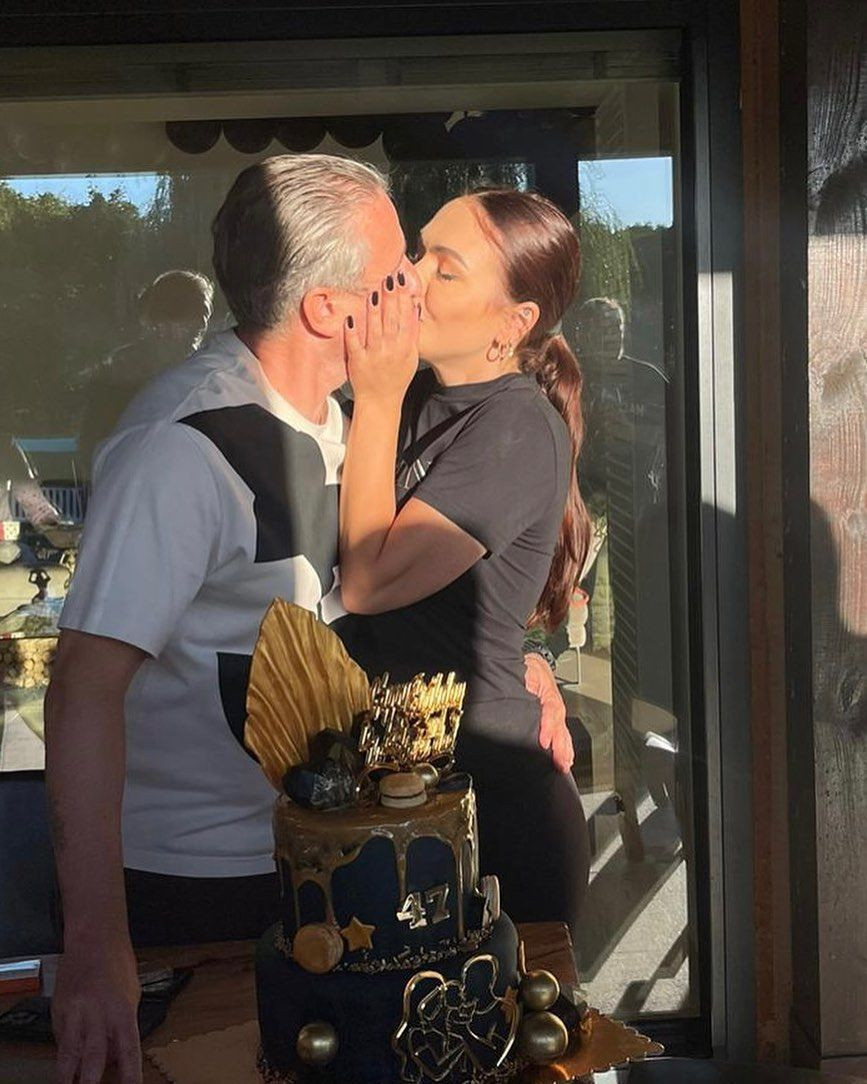 Laurențiu Reghecampf și Corina Caciuc, așa cum nu au mai fost văzuți p&acirc;nă acum! Cei doi s-au fotografiat sărut&acirc;ndu-se de ziua antrenorului&nbsp;