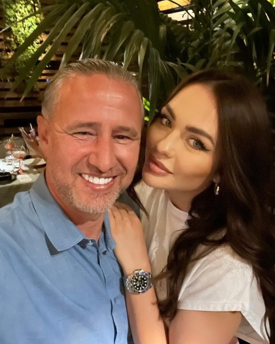 Ce frumusețe de bebe! . De ziua lui, Laurențiu Reghecampf a publicat o imagine cu partenera lui și micuțul Liam