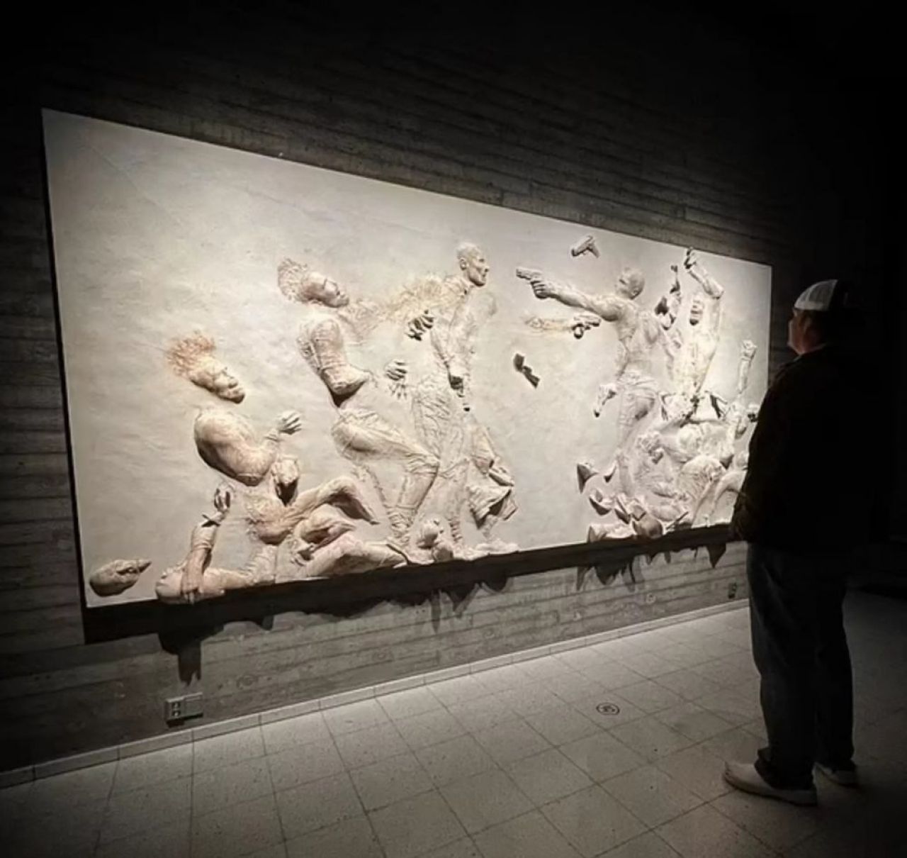 Ce se mai întâmplă prin Finlanda înaintea meciului cu România: Brad Pitt a debutat ca sculptor în cadrul unei expoziții _3