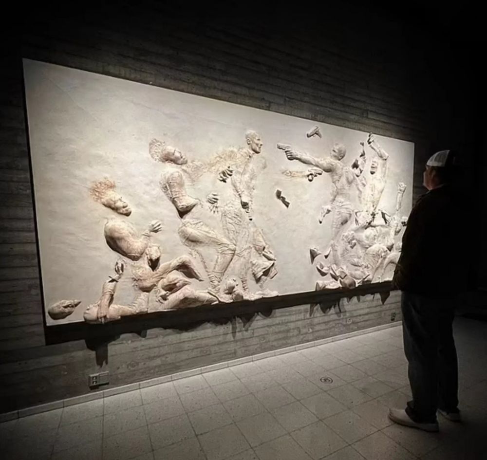 Ce se mai întâmplă prin Finlanda înaintea meciului cu România: Brad Pitt a debutat ca sculptor în cadrul unei expoziții _3
