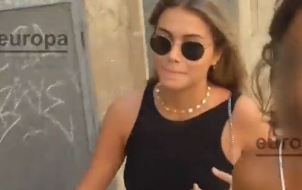 Imaginile care o vor scoate din minți pe Shakira! Gerard Pique, surprins sărutându-se cu Clara Chia în „orașul iubirii” _1
