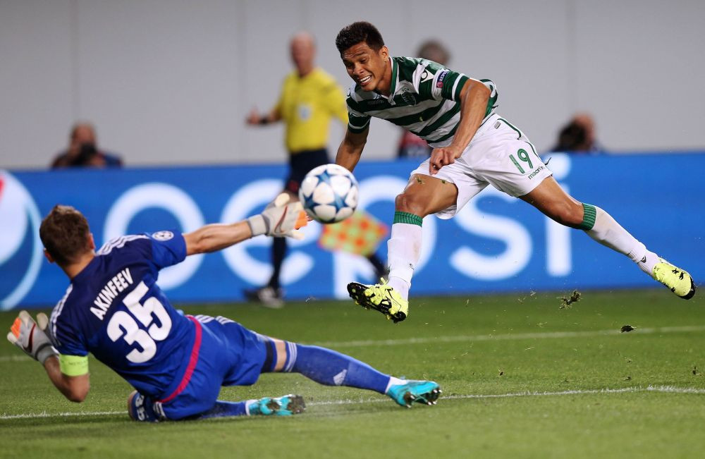 Fanii au invadat terenul și l-au bătut cu pumnii și picioarele pe căpitanul echipei!