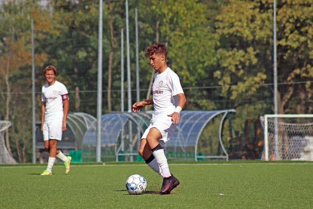 Un rapidist va călători 4.100 km pentru a juca la echipa națională! Puștiul a fost junior la PSG  _8