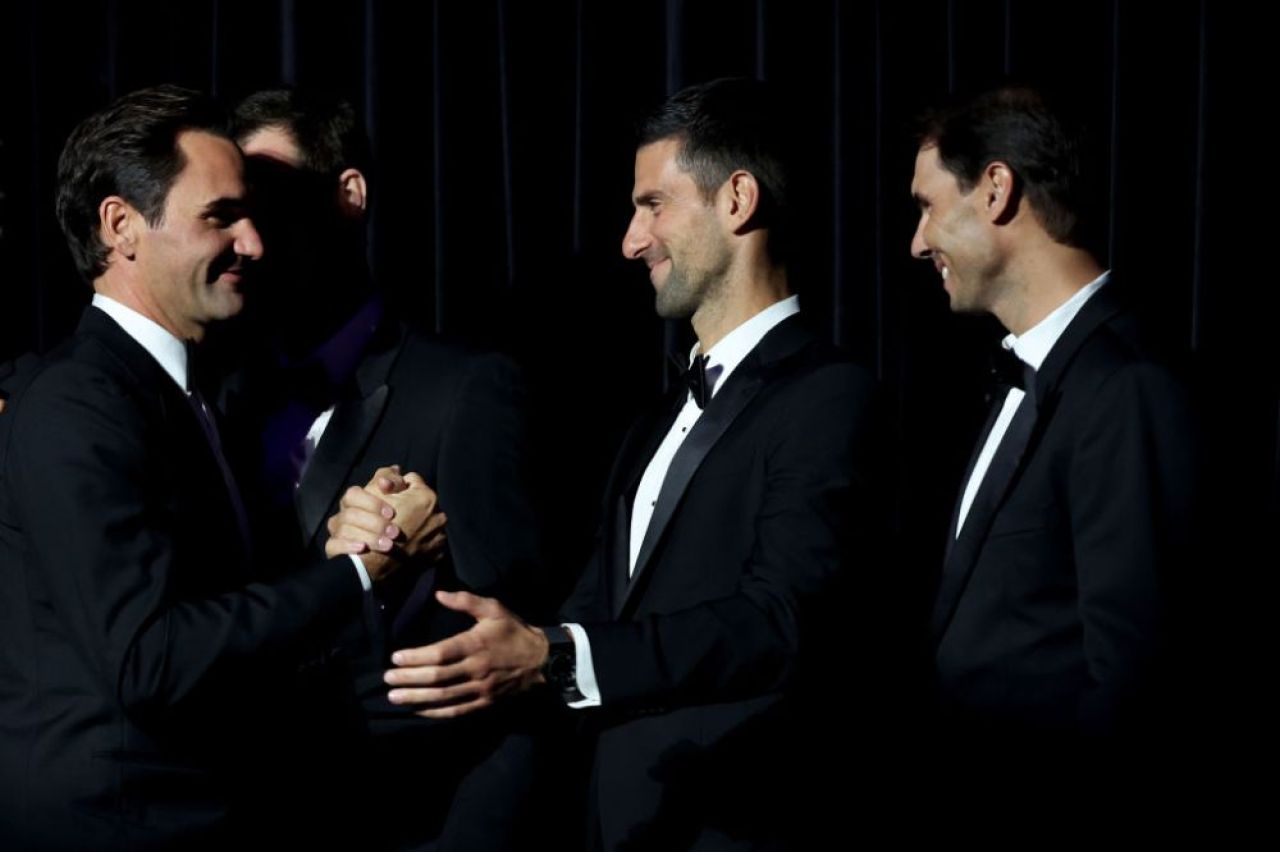 A înnebunit lumea! Un spectator-problemă și-a dat foc pe teren la Cupa Laver, sub ochii lui Federer! Ce s-a întâmplat la Londra_4