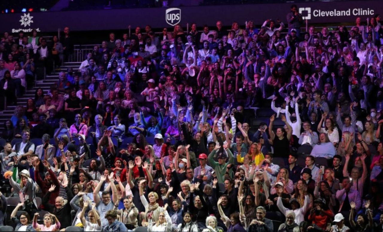 A înnebunit lumea! Un spectator-problemă și-a dat foc pe teren la Cupa Laver, sub ochii lui Federer! Ce s-a întâmplat la Londra_18