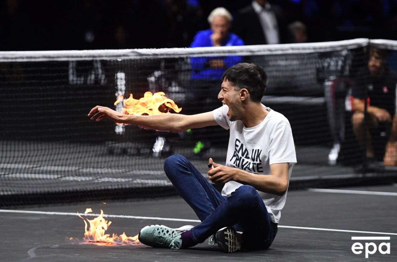 A înnebunit lumea! Un spectator-problemă și-a dat foc pe teren la Cupa Laver, sub ochii lui Federer! Ce s-a întâmplat la Londra_21