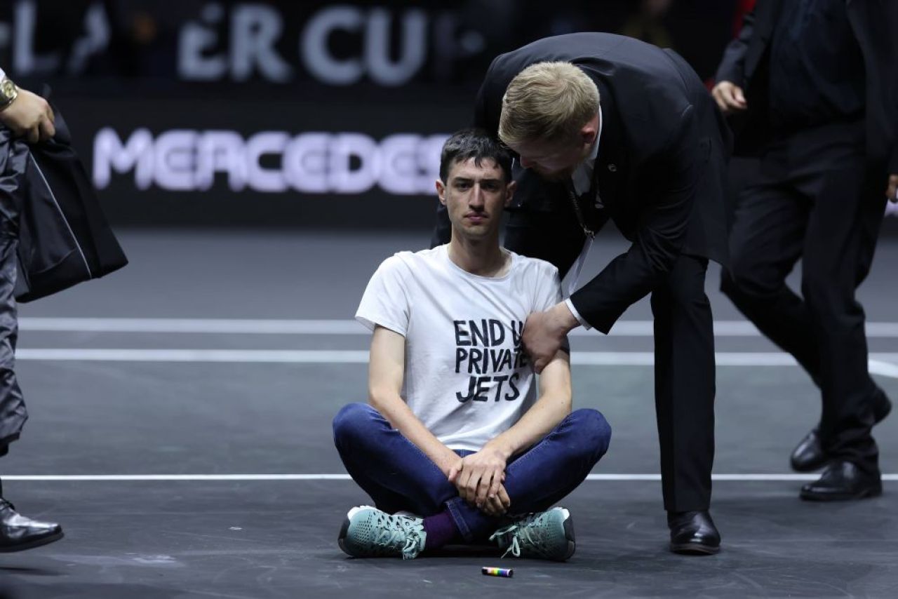 A înnebunit lumea! Un spectator-problemă și-a dat foc pe teren la Cupa Laver, sub ochii lui Federer! Ce s-a întâmplat la Londra_22