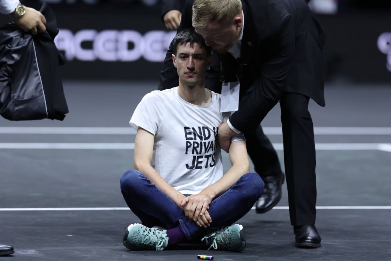 A înnebunit lumea! Un spectator-problemă și-a dat foc pe teren la Cupa Laver, sub ochii lui Federer! Ce s-a întâmplat la Londra_23
