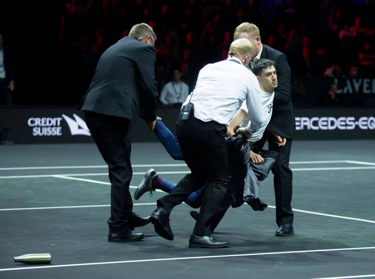 A înnebunit lumea! Un spectator-problemă și-a dat foc pe teren la Cupa Laver, sub ochii lui Federer! Ce s-a întâmplat la Londra_24