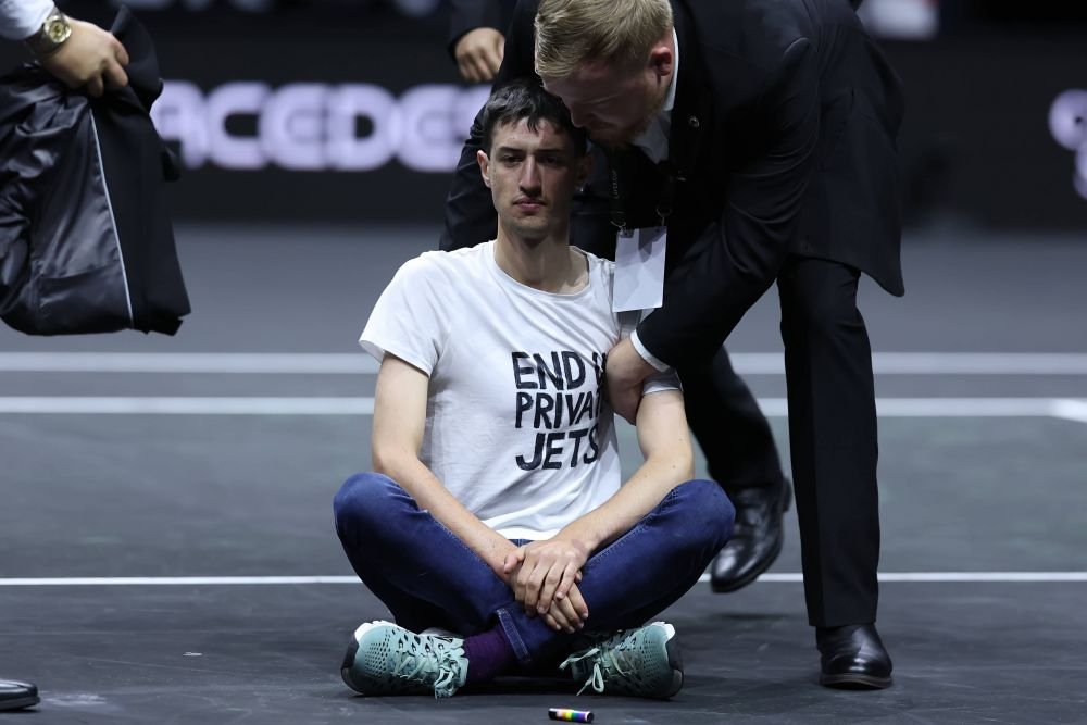 Protestatarul care și-a foc pe teren la Cupa Laver a făcut-o cu un motiv! Cum i-a „demascat” pe marii Federer și Djokovic_2