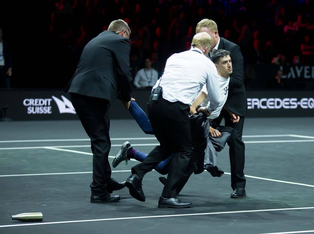 Protestatarul care și-a foc pe teren la Cupa Laver a făcut-o cu un motiv! Cum i-a „demascat” pe marii Federer și Djokovic_3