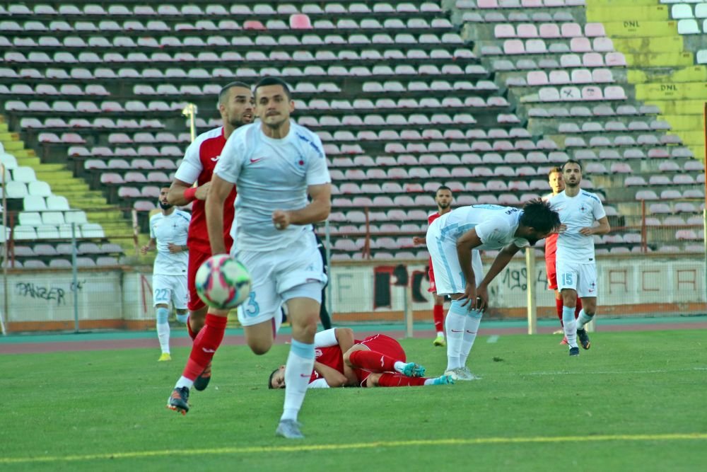 Billel Omrani s-a accidentat chiar sub privirile lui Dică și Mihai Stoica! Atacantul a acuzat dureri puternice_19