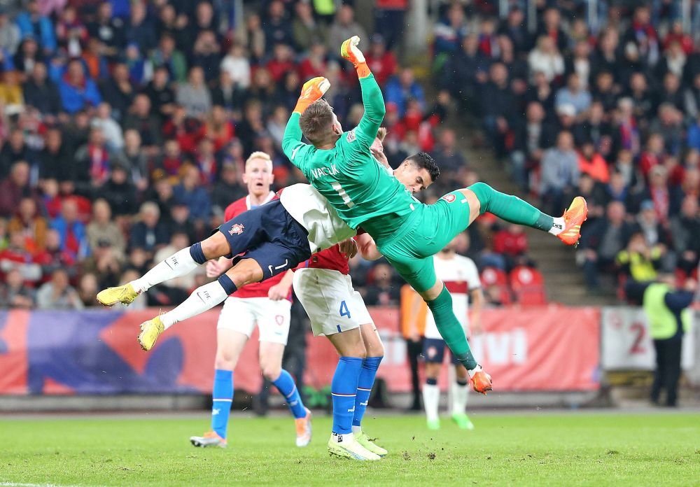 Imagini dure cu Cristiano Ronaldo! Fața i s-a umplut de sânge după o ciocnire cu portarul advers _19
