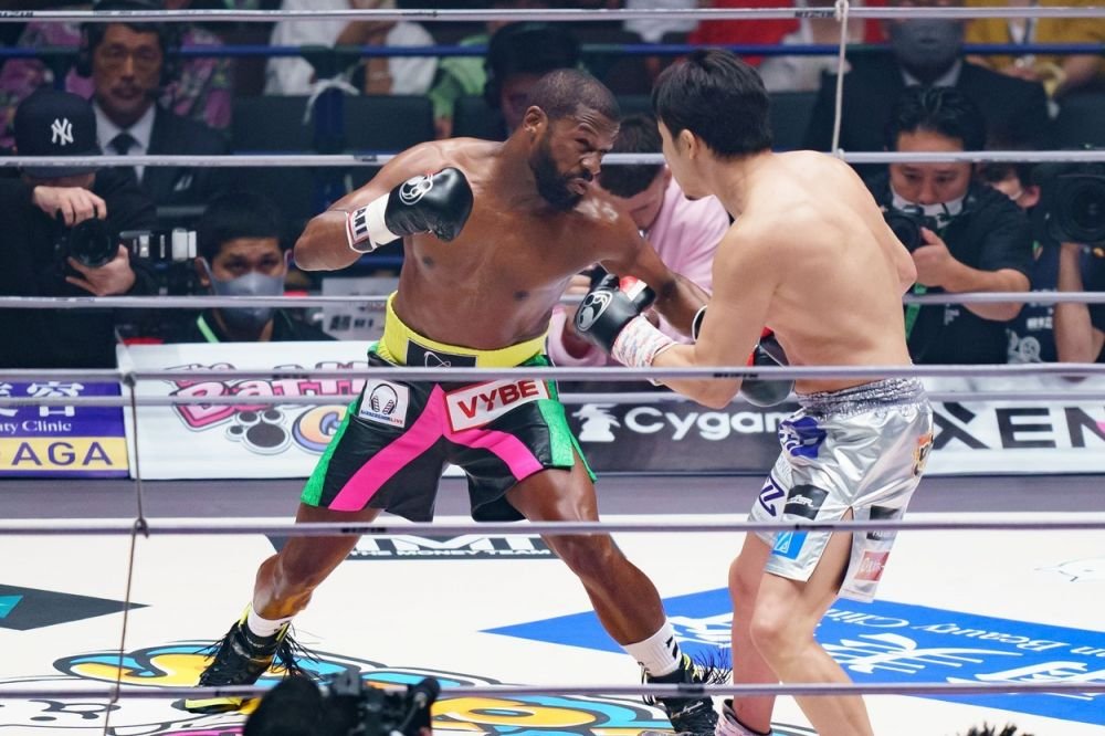 KO-ul de 22 de milioane de euro al lui Floyd Mayweather. L-a pus la pământ fulgerător în doar două reprize pe Mikuru Asakura_2