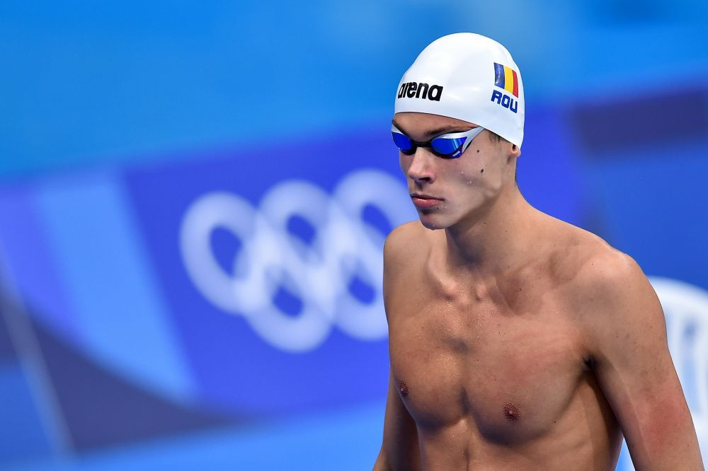 Michael Phelps, la picioarele lui David Popovici: 