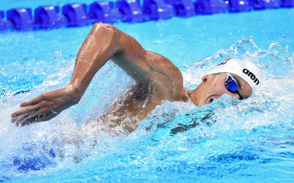 Michael Phelps, la picioarele lui David Popovici: 