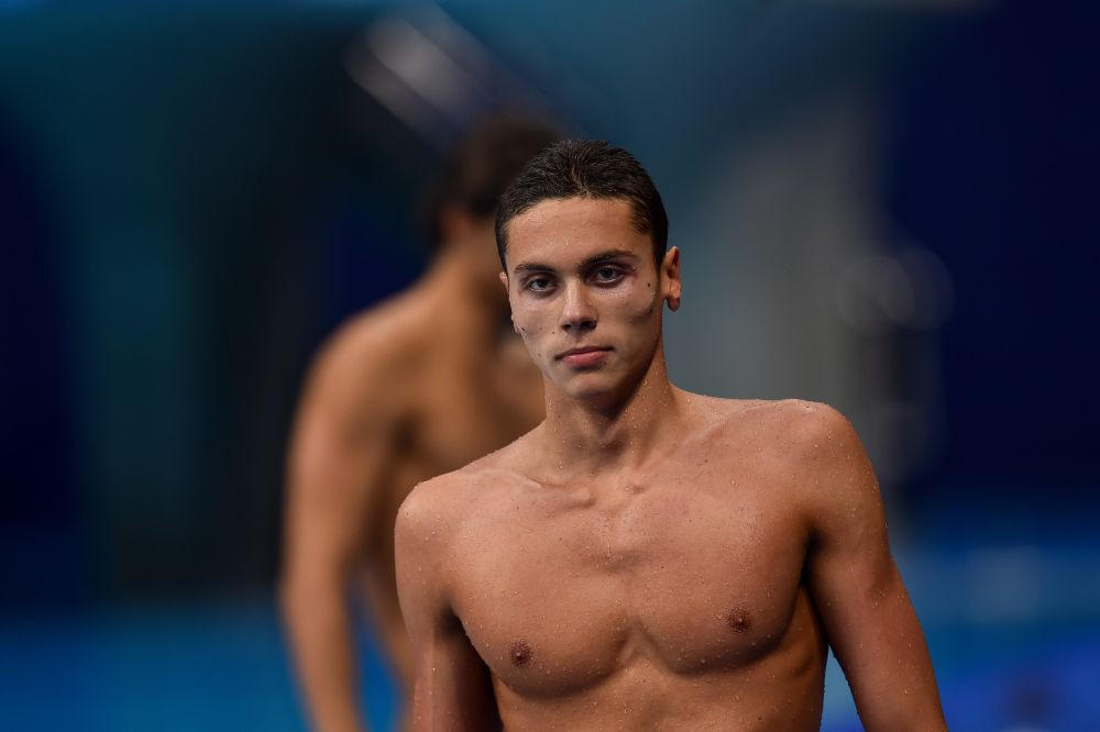 Michael Phelps, la picioarele lui David Popovici: 