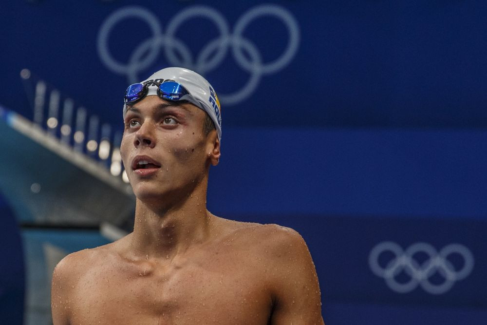 Michael Phelps, la picioarele lui David Popovici: 