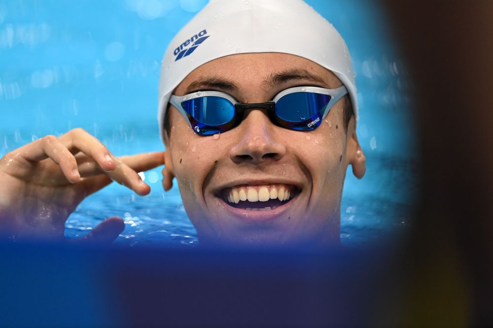 Michael Phelps, la picioarele lui David Popovici: 