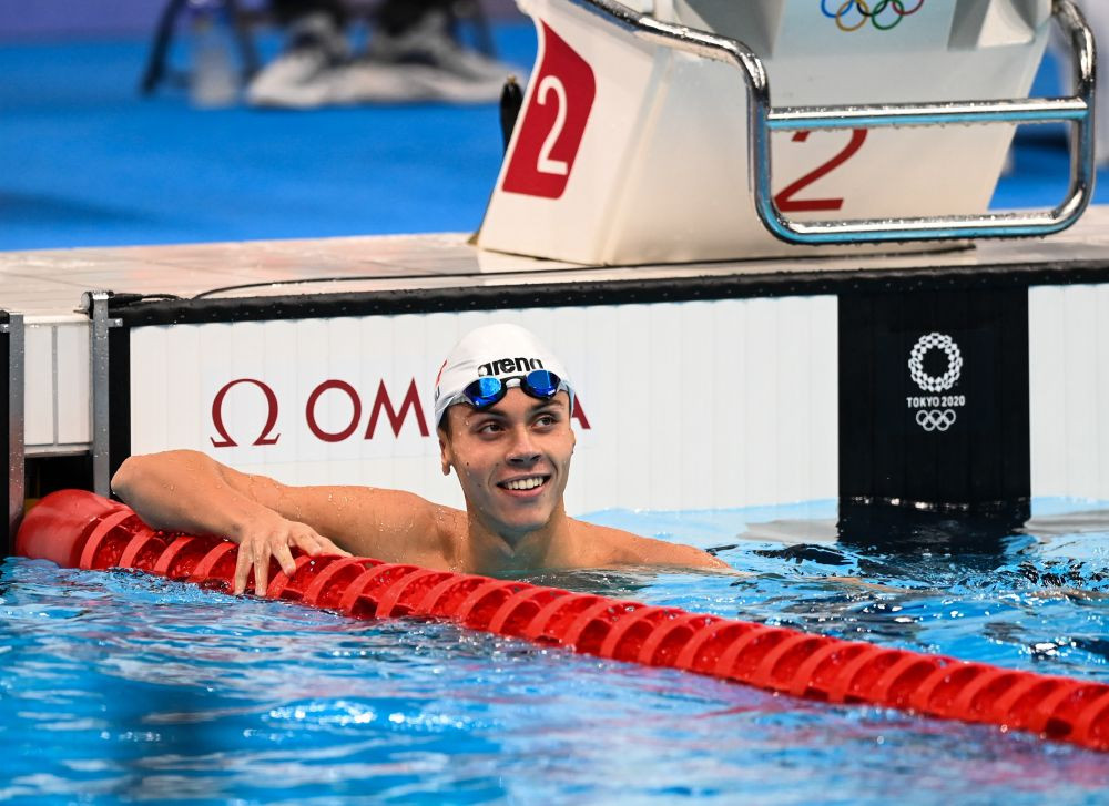 Michael Phelps, la picioarele lui David Popovici: 