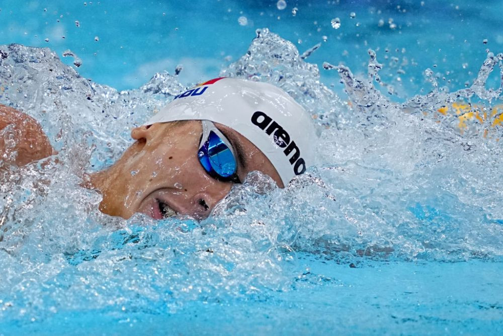 Michael Phelps, la picioarele lui David Popovici: 