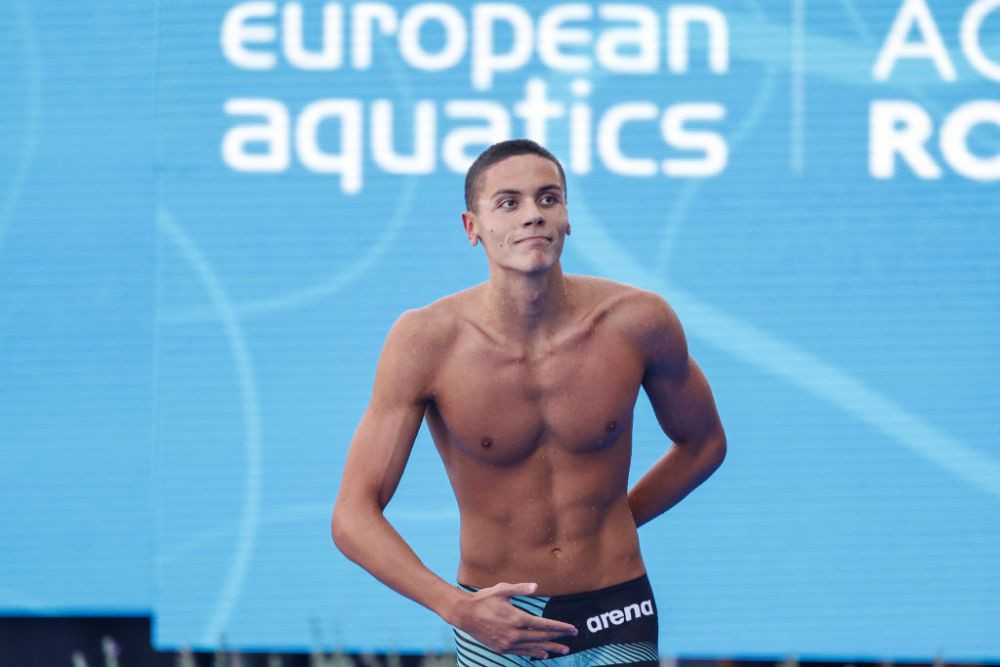 Michael Phelps, la picioarele lui David Popovici: 