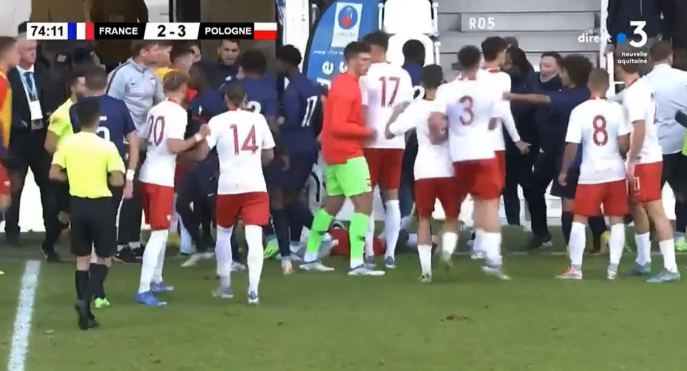 Momente desprinse din iad! Patru cartonașe roșii a arătat arbitrul în Franța U18 - Polonia U18, după ce un francez a făcut KO un polonez_4