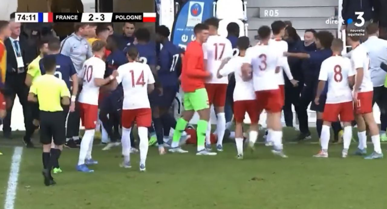 Momente desprinse din iad! Patru cartonașe roșii a arătat arbitrul în Franța U18 - Polonia U18, după ce un francez a făcut KO un polonez_4