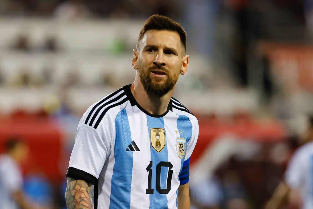 Leo Messi, show total: dublă pentru Argentina, inclusiv un gol din lovitură liberă și autograf dat pe teren