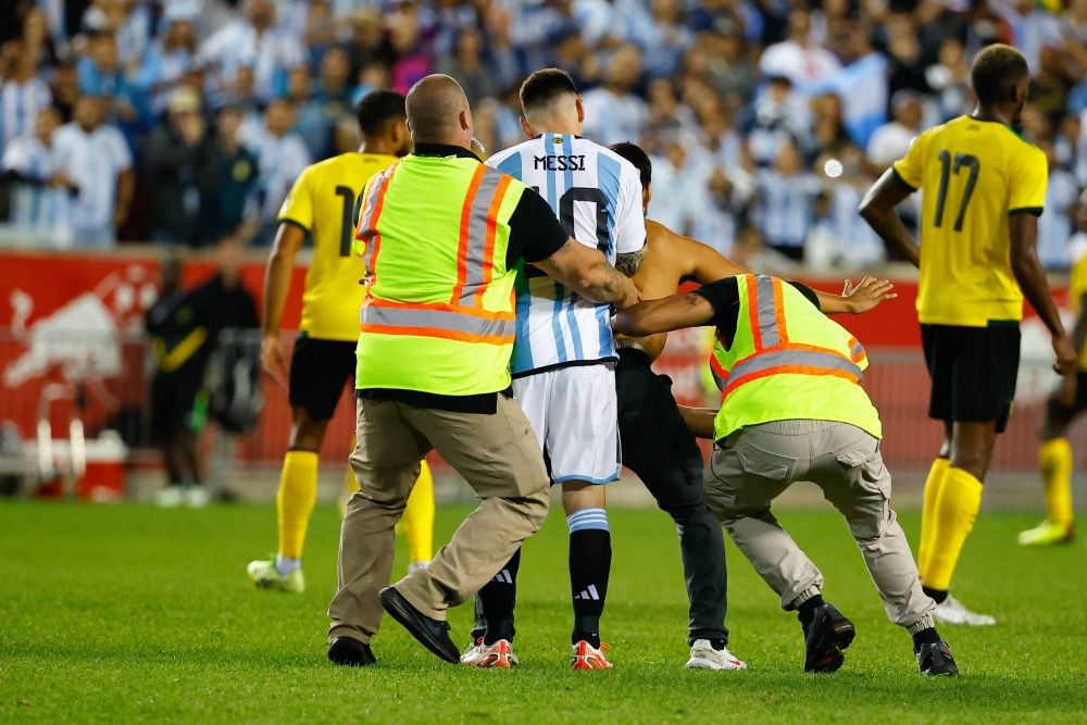 Leo Messi, show total: dublă pentru Argentina, inclusiv un gol din lovitură liberă și autograf dat pe teren_9