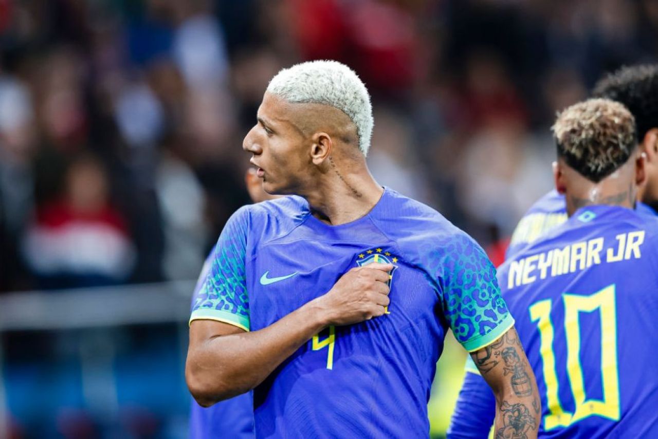 Scene teribile la meciul Brazilia - Tunisia. Suporterii au aruncat cu banane în Richarlison, iar pe Neymar l-au