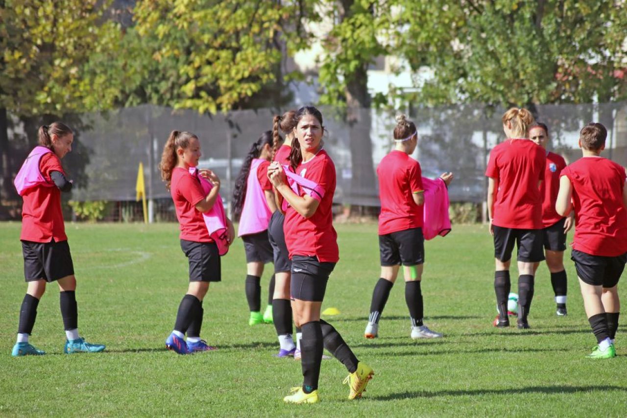 A câștigat Champions League cu CSM București și s-a apucat de fotbal, la 36 de ani!_2
