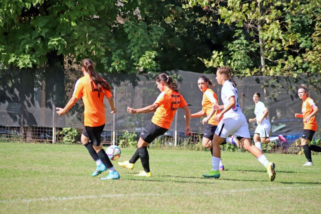 A câștigat Champions League cu CSM București și s-a apucat de fotbal, la 36 de ani!_8