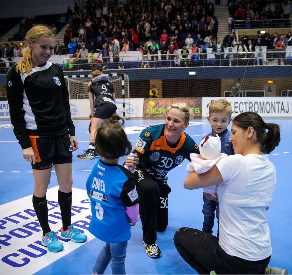 A câștigat Champions League cu CSM București și s-a apucat de fotbal, la 36 de ani!_21